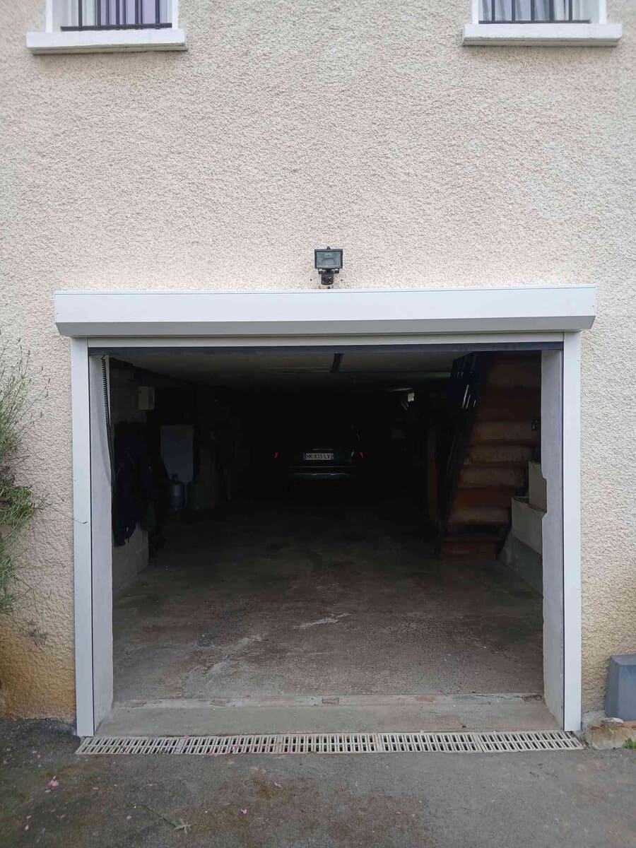 porte-de-garage-enroulable-pau-bearn-pays-basque-pendant-particulier