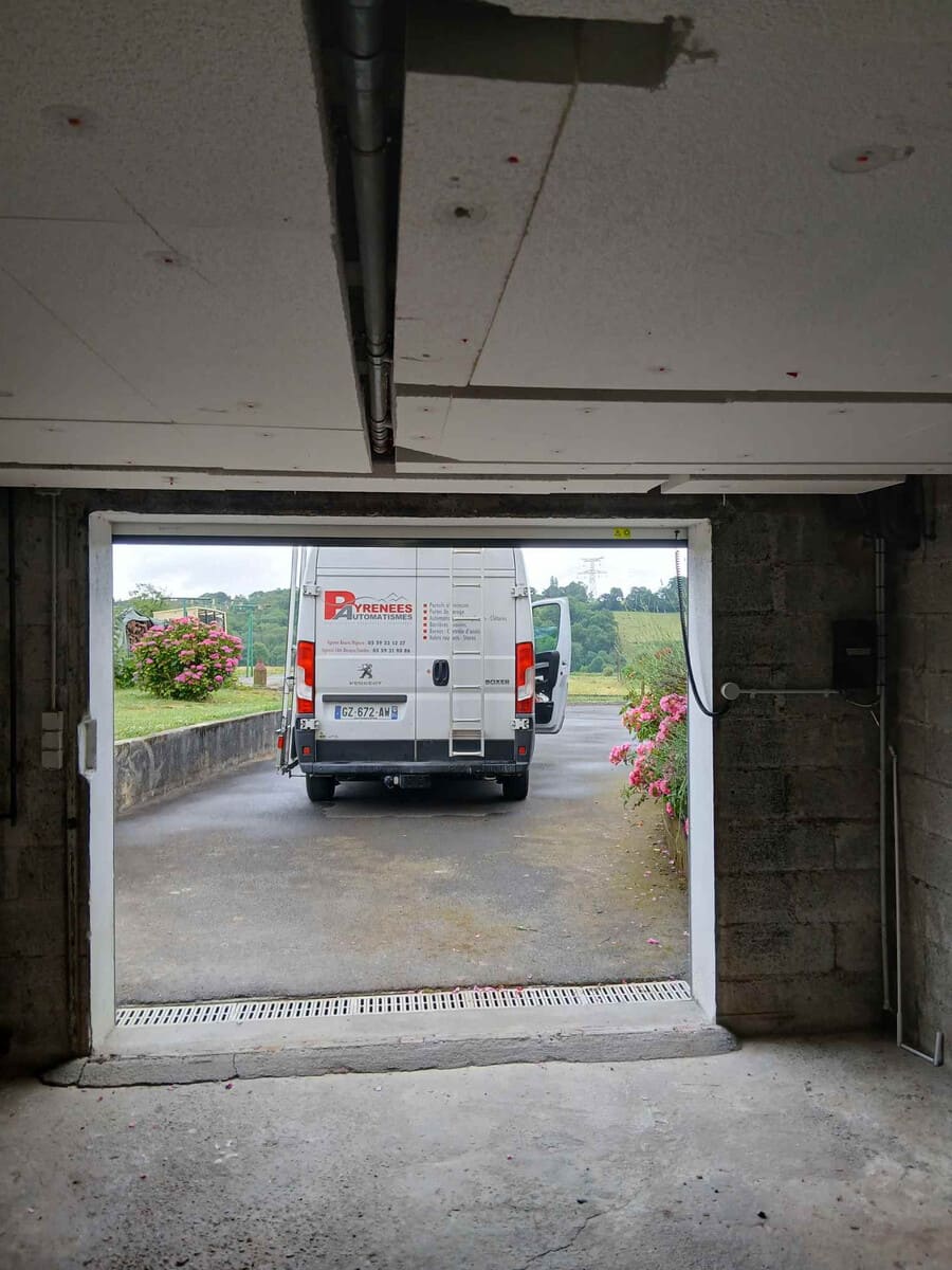porte-de-garage-enroulable-pau-bearn-pays-basque-pendant-particulier