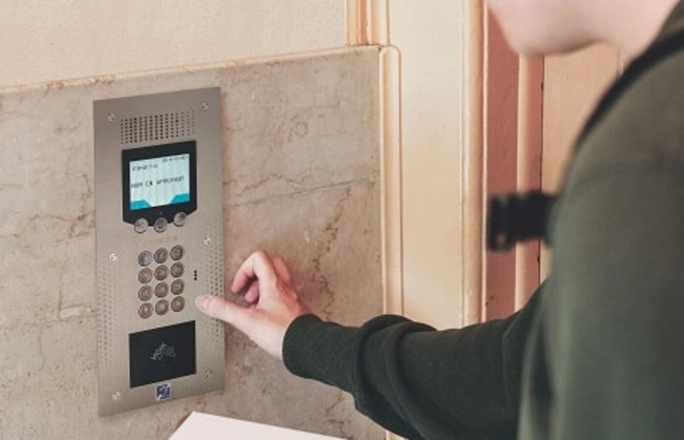 Interphone vidéo Pyrénées Automatismes Béarn Landes Pays Basque Intratone Aiphone